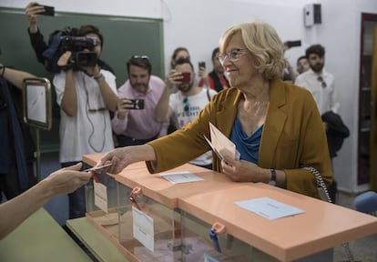 Manuela Carmena, en el momento de ejercer su derecho al voto.