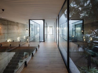 Vidrio, madera de roble y mucha luz para el interior de Villa Las Nubes.