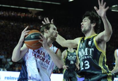 Carl English intenta superar el bloqueo de Llull, en un momento de la segunda semifinal disputada en Bilbao.