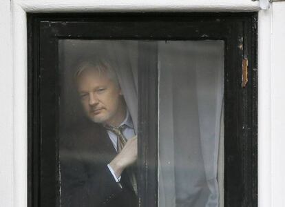 Julian Assange, fundador de Wikileaks, se asoma a una ventana de la Embajada de Ecuador en Londres.