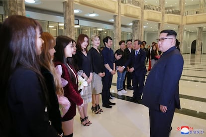 A presença de Kim e sua esposa, a ex-cantora Ri Sol-ju, nesse show foi um fato inédito, dado que o regime norte-coreano costuma impedir qualquer infiltração da cultura sul-coreana em seu território, um país muito isolado. Na fotografia, Kim Jong-un cumprimenta os artistas após a atuação em Pyongyang no dia 1º de abril de 2018.