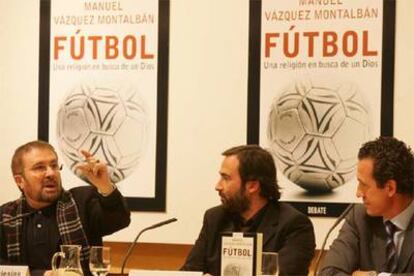 Julio César Iglesias, Daniel Vázquez y Jorge Valdano, en la presentación de la obra póstuma de Montalbán.