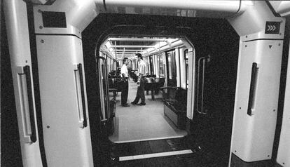 Uno de los primeros trenes articulados del metro de Barcelona.