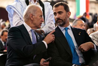 Charla entre el vicepresidente de EE UU, Joe Biden, y el príncipe Felipe, durante la toma de posesión de Enrique Peña Nieto como presidente de México, el pasado diciembre.