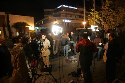 En el exterior del centro médico se instaló hace unos días una plataforma para que los medios gráficos puedan realizar su trabajo y recoger las entradas y salidas de la Familia Real y de los más allegados a la pareja. Allí, numerosos periodistas han podido ver la entrada de la pareja.