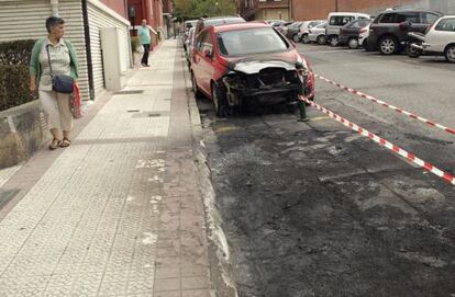 Uno de los coches calcinados en el barrio bilbaíno de San Ignacio.