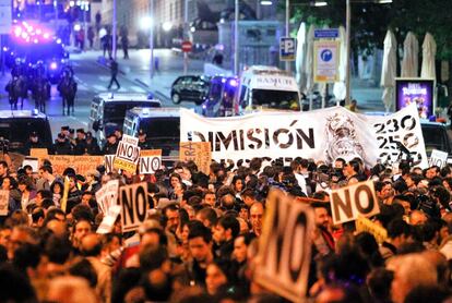 La convocatoria 'Rodea el Congreso', que coincide con el debate de los Presupuestos Generales del Estado, muestra en su cabecera una pancarta pidiendo la dimisión de los diputados.