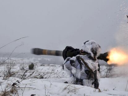Un soldado ucranio dispara un arma antitanque suministrada por el Reino Unido durante unos ejercicio militares, este viernes.