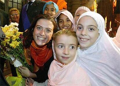 Simona Pari posa con unas niñas musulmanas durante una fiesta de bienvenida en Rimini.