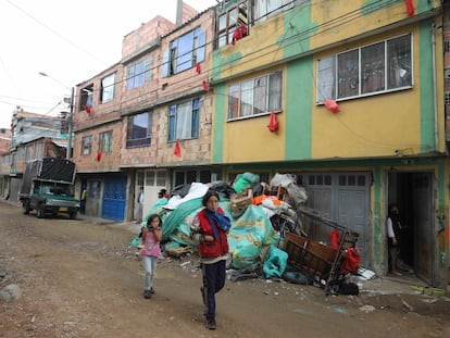 Vecinos colocaron tela roja en sus ventanas para avisar que necesitaban comida, durante el encierro de mayo de 2020 en un barrio de Bogotá.