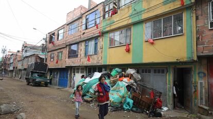 Vecinos colocaron tela roja en sus ventanas para avisar que necesitaban comida, durante el encierro de mayo de 2020 en un barrio de Bogotá.