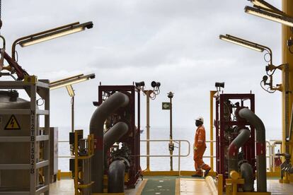 Cubierta de un buque de extracción de petróleo en la costa de Angola. 