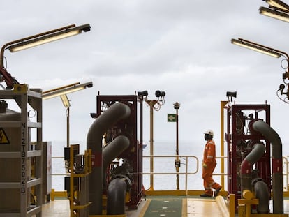 Cubierta de un buque de extracción de petróleo en la costa de Angola. 