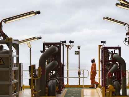 Cubierta de un buque de extracción de petróleo en la costa de Angola.