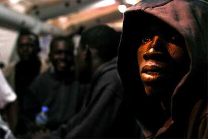 Inmigrantes indocumentados que llegaron ayer a bordo de <i>cayucos</i> a la costa de Tenerife.