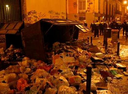 Contenedores de basura, papel y vidrio tirados por los jóvenes en la calle de la Palma.