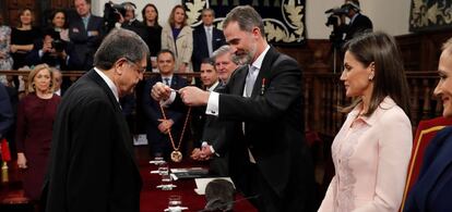 Los Reyes imponen la medalla del Premio Cervantes a Sergio Ramírez.