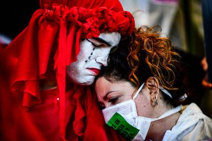 Dos manifestantes participan en una manifestación convocada por el grupo activista de Extinction Rebellion, fuera del edificio donde se encuentra la oficina de Bayer-Monsanto en Buenos Aires.