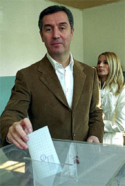 Milo Djukanovic deposita su voto en la capital montenegrina.