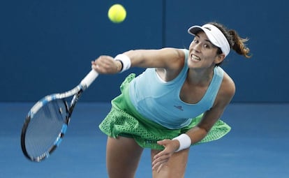 Muguruza sirve durante el partido contra Kuznetsova.