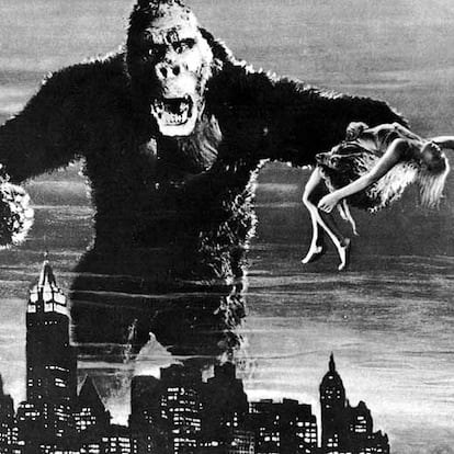 Una isla misteriosa, peligrosos indígenas, animales prehistóricos, cineastas sin escrúpulos  Y, sin embargo, la verdadera aventura en <i>King Kong</i> es el trágico amor imposible de un gorila gigante por una bella aspirante a actriz, interpretada por la inolvidable Fay Wray. De la larga y compleja producción del filme destaca el trabajo de Willis O'Brien, un maestro de los efectos especiales, que fue el creador del cuerpo (en realidad eran seis miniaturas de tan sólo 45 centímetros) y el responsable de los movimientos del gran simio que vemos en la pantalla. Sólo disparándole desde un aeroplano pueden los hombres acabar con esa fuerza de la naturaleza que es King Kong encaramado en lo más alto del Empire State Building pero, como se dice en la frase que cierra la película, "no fueron los aviones. La belleza mató a la bestia".