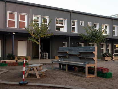 Escuela Auditori, construida con módulos prefabricados en Barcelona.