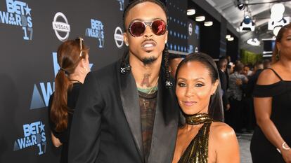 Jada Pinkett Smith y el rapero August Alsina en la alfombra roja de los Premios BET el 25 de junio de 2017 en Los Ángeles, California.