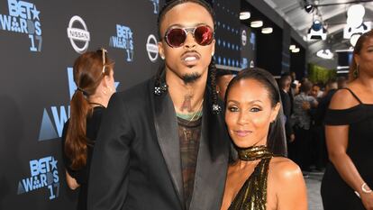 Jada Pinkett Smith y el rapero August Alsina en la alfombra roja de los Premios BET el 25 de junio de 2017 en Los Ángeles, California.  