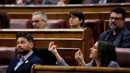 La portavoz de Ciudadanos, Inés Arrimadas, gesticula durante la intervención de la diputada de EH Bildu.