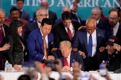 Empresarios latinos rezan con Donald Trump, en el centro, durante el encuentro de este 22 de octubre.