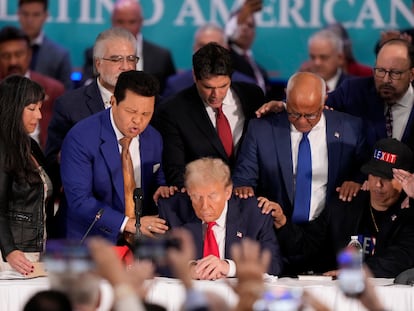 Empresarios latinos rezan con Donald Trump, en el centro, durante el encuentro de este 22 de octubre.