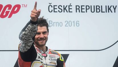 Cal Crutchlow, en el podio del GP de la Rep&uacute;blica Checa. 