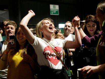 Un grupo de personas celebra el resultado del referéndum sobre el aborto en Irlanda.