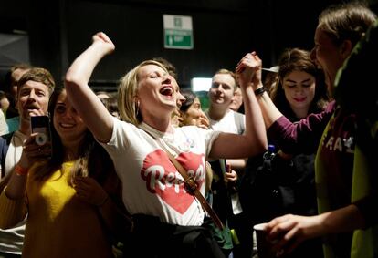 Un grupo de personas celebra el resultado del referéndum sobre el aborto en Irlanda.
