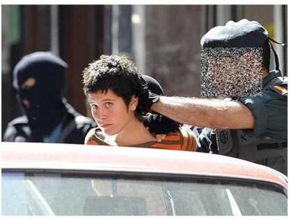 Una de las presuntas integrantes del <i>comando Vizcaya, Ana Isabel Prieto Furundarena, detenida en Bilbao, es introducida en un coche por un guardia civil.</i>