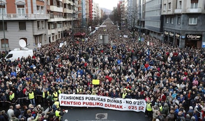 Final de la manifestación que ha recorrido las calles de Bilbao en demanda de pensiones justas, convocada por asociaciones de pensionistas, ciudadanos, partidos y sindicatos. 