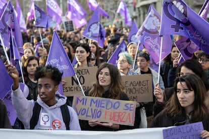 Ambiente en la marcha por el centro de Barcelona en el 8M.