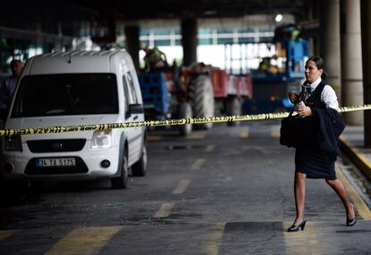 Una azafata camina hacia la entrada del aeropuerto de Ataturk de Estambul.