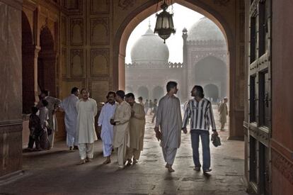 La mezquita Badshani de Lahore, de 1673, de la época del emperador mogol Aurangzeb, en la que destaca la piedra arenisca roja y el mármol blanco de sus cúpulas.