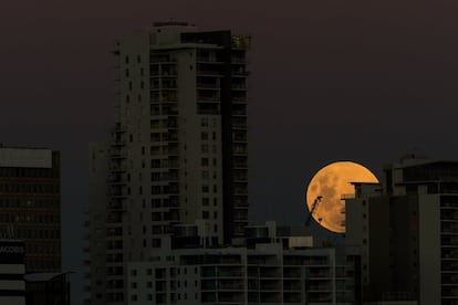 Salida de la superluna entre edificios en la ciudad de Perth (Australia).