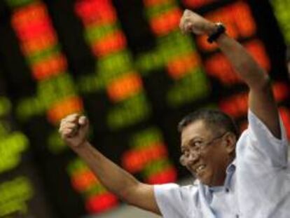 Un accionista filipino gesticula frente a un tablero electrónico de la Bolsa de Filipinas en el distrito financiero de Makati, en Manila. EFE/Archivo