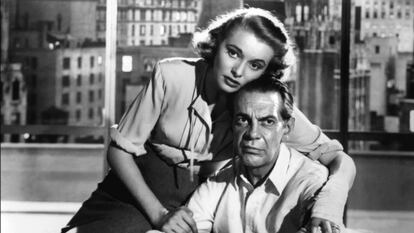 Patricia Neal y Raymond Massey en una escena de la película 'El manantial'.
