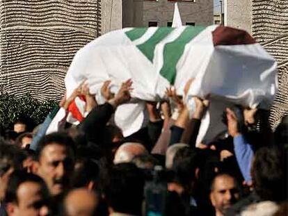 Una multitud transporta el ataúd del ministro asesinado Pierre Gemayel ayer en Bikfaya.