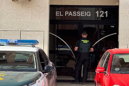  Un agente de la Guardia Civil, en la puerta del inmueble en Ribaroja del Turia, este martes.