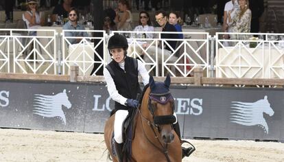 Carlota Casiraghi, durante su participación y al fondo en una mesa su madre y su novio.