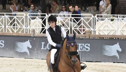 Carlota Casiraghi, durante su participaci&oacute;n y al fondo en una mesa su madre y su novio.