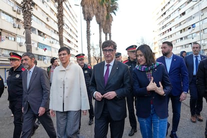 El presidente de la Generalitat, Salvador Ila, recorre el barrio de La Mina con la consejera del Interior, Núria Parlon, la alcaldesa de Sant Adrià, Filo Cañete, y la cúpula policial.