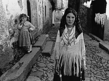 San Lobato nace en Sevilla en 1932 y se traslada con sus padres a Madrid en 1941. Finalizó sus estudios de Profesor e Intendente Mercantil en 1955. En 1956 compra su primera cámara fotográfica y en 1961 ingresa en la Real Sociedad Fotográfica de Madrid. En la imagen una niña y una mujer joven posan para el, pero evitan mirar el objetivo a la hora de hacer la foto. Se encuentran en Peropalo, en Villanueva de la Vera, enCáceres. 1971.