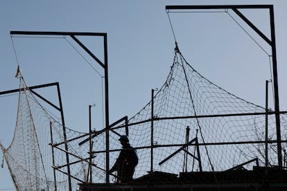 Un operario trabaja en una obra en Valencia.