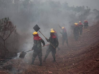 El arduo trabajo para sofocar los incendios forestales en Bolivia, en imágenes